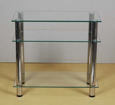 Стеклянный обеденный стол в современном интерьере