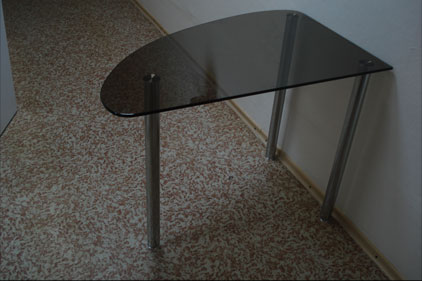 Стеклянный стол