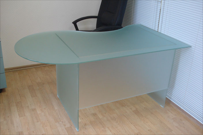 Современный стеклянный стол-трансформер в интерьере